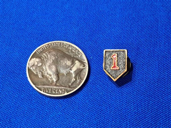 world-war-two-lapel-button-for-the-first-division-screw-back-early-design