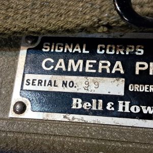 world-war-two-field-signal-corps-camera-motion-bell-howell-crackle-paint-finish-original-strap-excellent