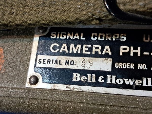 world-war-two-field-signal-corps-camera-motion-bell-howell-crackle-paint-finish-original-strap-excellent