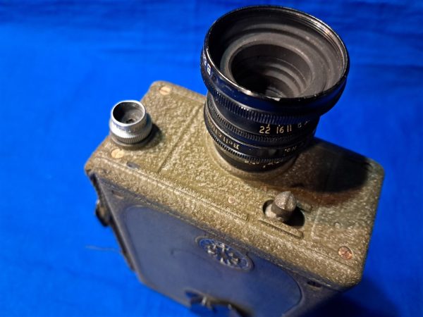 world-war-two-field-signal-corps-camera-motion-bell-howell-crackle-paint-finish-original-strap-excellent