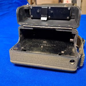 world-war-two-field-signal-corps-camera-motion-bell-howell-crackle-paint-finish-original-strap-excellent