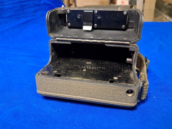 world-war-two-field-signal-corps-camera-motion-bell-howell-crackle-paint-finish-original-strap-excellent