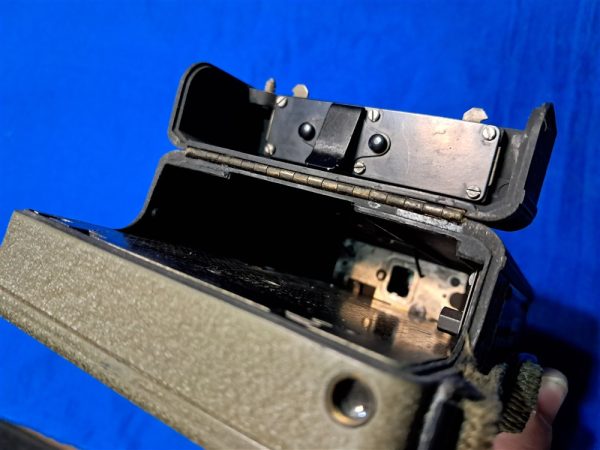 world-war-two-field-signal-corps-camera-motion-bell-howell-crackle-paint-finish-original-strap-excellent