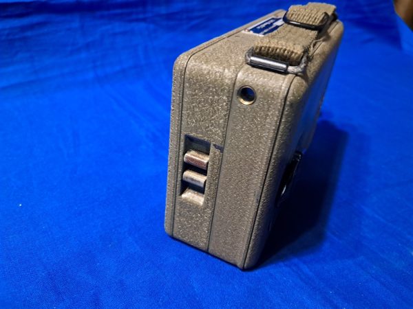 world-war-two-field-signal-corps-camera-motion-bell-howell-crackle-paint-finish-original-strap-excellent