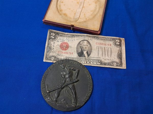 german-world-war-two-1935-dated-table-medal-for-unemployment-fighting-for-an-factory-in-nurnberg-in-presentation-case