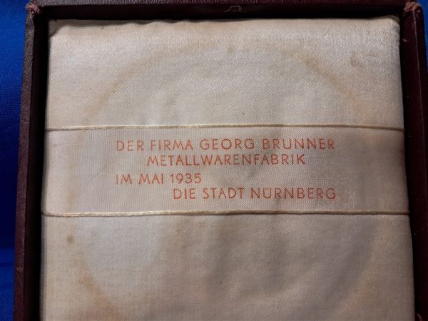 german-world-war-two-1935-dated-table-medal-for-unemployment-fighting-for-an-factory-in-nurnberg-in-presentation-case
