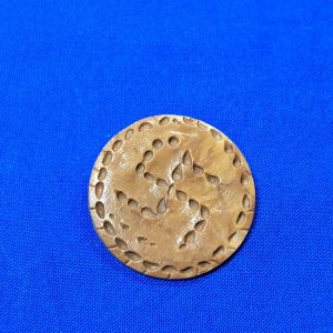 world-war-two-german-winter-helper-plactic-tinnie-disc-with-swastica-on-front-with-dots