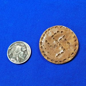 world-war-two-german-winter-helper-plactic-tinnie-disc-with-swastica-on-front-with-dots