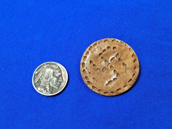 world-war-two-german-winter-helper-plactic-tinnie-disc-with-swastica-on-front-with-dots