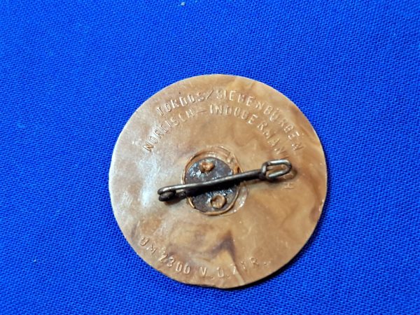 world-war-two-german-winter-helper-plactic-tinnie-disc-with-swastica-on-front-with-dots