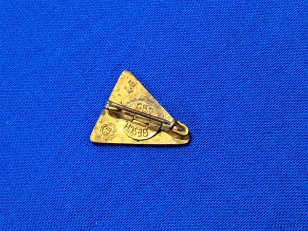 german-world-war-two-womans-membership-pin-very-small-size-for-lapel-great-enamel-and-detail