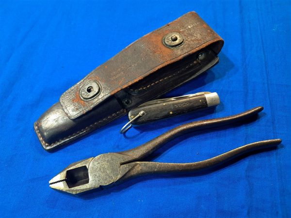 world-war-two-signal-corps-wire-set-with-pliers-and-t-l-29-knife-and-leather-case-complete