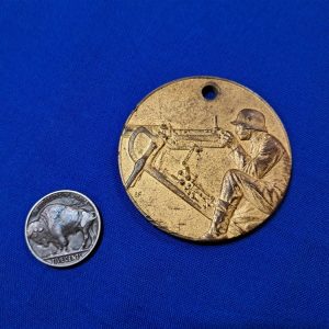 german-1930-dated-shooting-award-table-medal-drilled-for-wear-in-gold-first-place-machine-gun-company