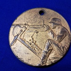 german-1930-dated-shooting-award-table-medal-drilled-for-wear-in-gold-first-place-machine-gun-company