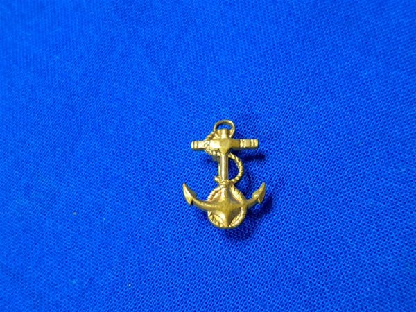 world-war-two-naval-mid-shipman-insignia-for-the-overseas-cap-hat-tan-gray-or-black-pin-back