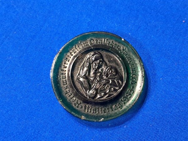 world-war-two-german-tinnie-mother-day-1935-green-solid-glass