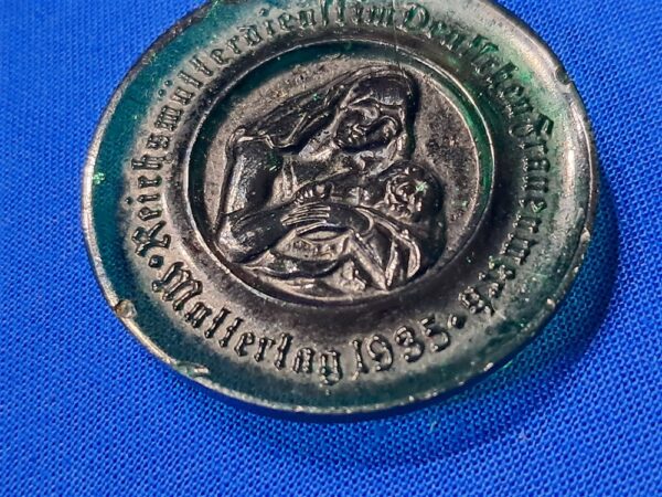 world-war-two-german-tinnie-mother-day-1935-green-solid-glass