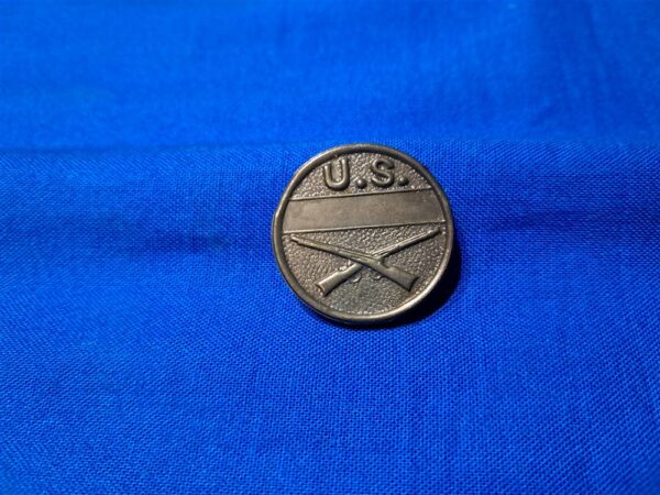 world-war-one-marking-disc-for-equipment-brass-with-washer-and-3-prongs-infantry-marked