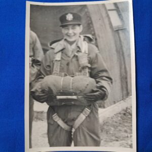photo-world-wr-two-nurses-britain-jewish-hospital-with-parachute-gear-on-training-field-gear-marching-time-out-35-total