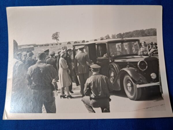 photo-world-wr-two-nurses-britain-jewish-hospital-with-parachute-gear-on-training-field-gear-marching-time-out-35-total
