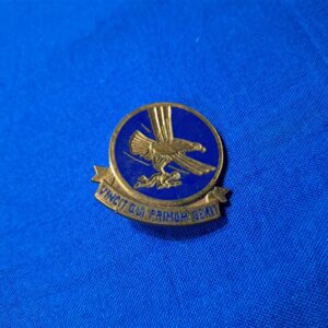 world-war-two-distinctive-unit-insignia-for-troop-carry-with-eagle-carrying-soldier-to-front-lines-no-maker