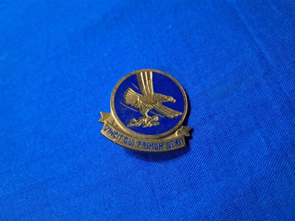 world-war-two-distinctive-unit-insignia-for-troop-carry-with-eagle-carrying-soldier-to-front-lines-no-maker