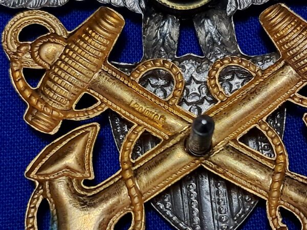 vietnam-war-era-gemsco-manufactured-naval-visor-cap-eagle-in-sterling-and-gold-excellent-details