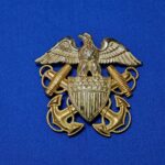 korean-war-era-gemsco-manufactured-naval-visor-cap-eagle-in-sterling-and-gold-excellent-details