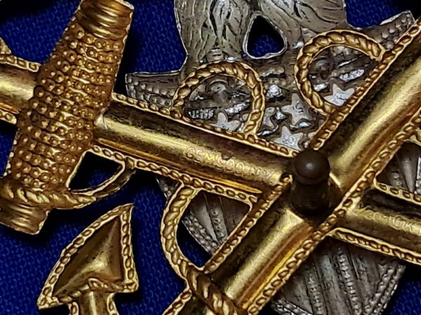 korean-war-era-gemsco-manufactured-naval-visor-cap-eagle-in-sterling-and-gold-excellent-details