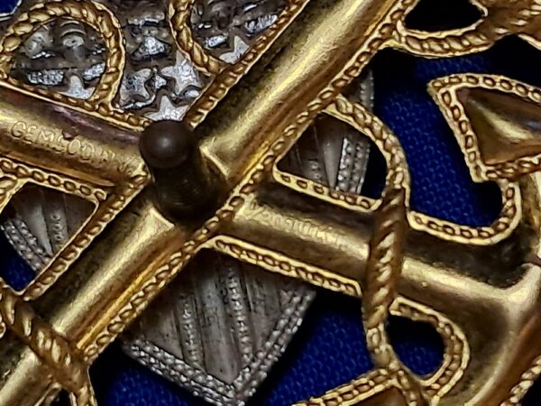 korean-war-era-gemsco-manufactured-naval-visor-cap-eagle-in-sterling-and-gold-excellent-details