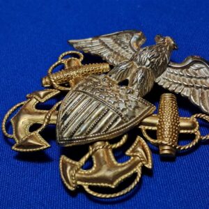 korean-war-era-gemsco-manufactured-naval-visor-cap-eagle-in-sterling-and-gold-excellent-details
