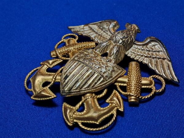 korean-war-era-gemsco-manufactured-naval-visor-cap-eagle-in-sterling-and-gold-excellent-details