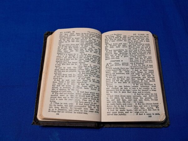 wrold-war-two-new-testiment-bible-by-gidions-dated-1941-early-pre-war-issue-pocket-size