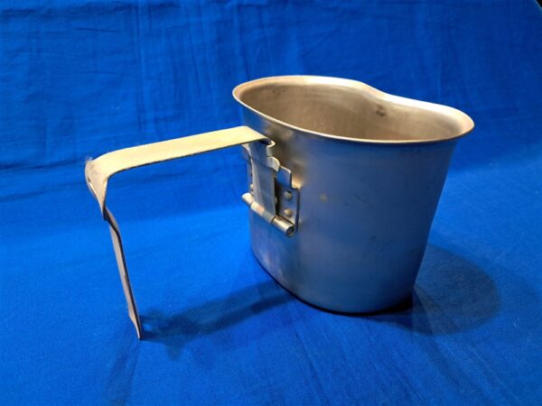 world-war-two-canteen-bottom-dated-1945-by-kmc-mint-unissued-condition-steel-construction