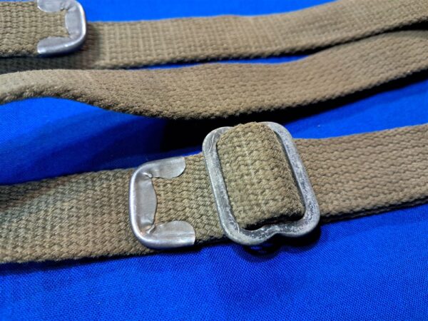 world-war-two-carbine-sling-for-the-rifle-web-mid-war-issue-unmarked-in-light-o-d-shade-early-horseshoe-end-caps