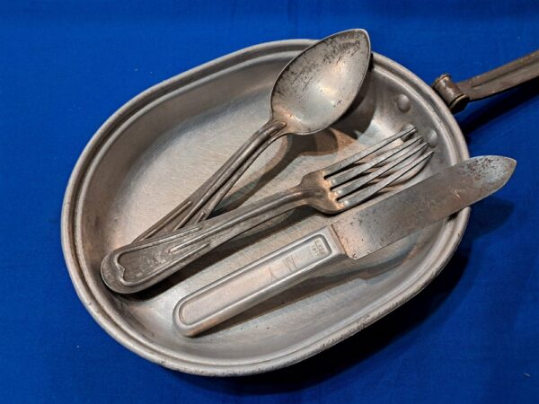 world-war-one-1910-pattern-mess-kit-with-trench-art-of-soldier-initials-on-top-and-bottom-utensils-including