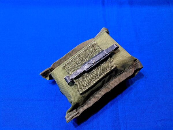 vietnam-war-1973-dated-bandage-first-aid-pouch-with-contents-including-burn-powder-and-gauze
