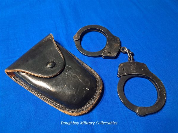 vietnam-war-set-of-hand-cuffs-in-leather-belt-carry-case-unmarked-air-police-or-army-navy-marine-corps-issue-smith-and-wesson