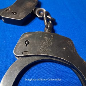 vietnam-war-set-of-hand-cuffs-in-leather-belt-carry-case-unmarked-air-police-or-army-navy-marine-corps-issue-smith-and-wesson