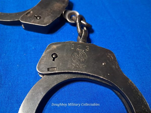 vietnam-war-set-of-hand-cuffs-in-leather-belt-carry-case-unmarked-air-police-or-army-navy-marine-corps-issue-smith-and-wesson