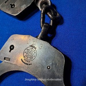 vietnam-war-set-of-hand-cuffs-in-leather-belt-carry-case-unmarked-air-police-or-army-navy-marine-corps-issue-smith-and-wesson