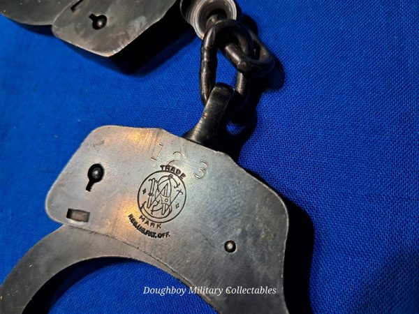 vietnam-war-set-of-hand-cuffs-in-leather-belt-carry-case-unmarked-air-police-or-army-navy-marine-corps-issue-smith-and-wesson