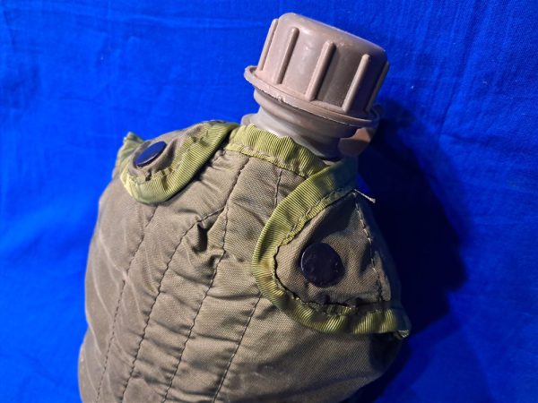 vietnam-war-era-1968-dated-canteen-group-with-all-three-pieces-cup-and-cover-unissued