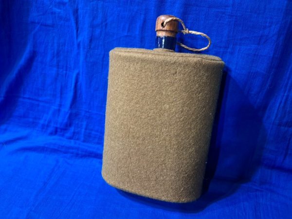 world-war-two-commonwealth-canteen-blue-enamel-wooden-stopper-zealand-with-original-felt-cover