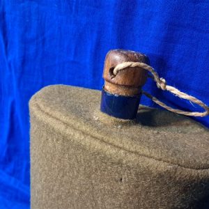 world-war-two-commonwealth-canteen-blue-enamel-wooden-stopper-zealand-with-original-felt-cover