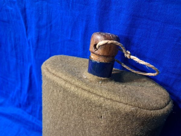 world-war-two-commonwealth-canteen-blue-enamel-wooden-stopper-zealand-with-original-felt-cover