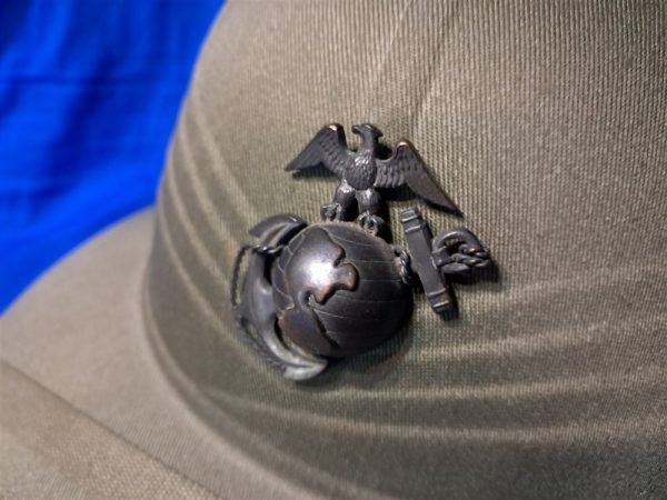 world-war-two-marine-corps-pith-helmet-mint-condition-with-strap-and-officers-eagle-globe-and-anchor-excellent