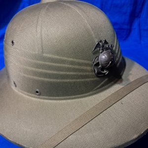 world-war-two-marine-corps-pith-helmet-mint-condition-with-strap-and-officers-eagle-globe-and-anchor-excellent