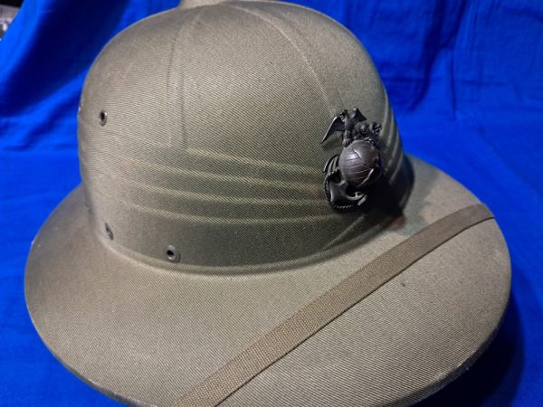 world-war-two-marine-corps-pith-helmet-mint-condition-with-strap-and-officers-eagle-globe-and-anchor-excellent