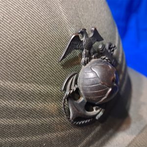 world-war-two-marine-corps-pith-helmet-mint-condition-with-strap-and-officers-eagle-globe-and-anchor-excellent